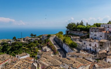Monte Sant'Angelo'da manzara, Foggia eyaletinin antik köyü, Apulia (Puglia), İtalya.