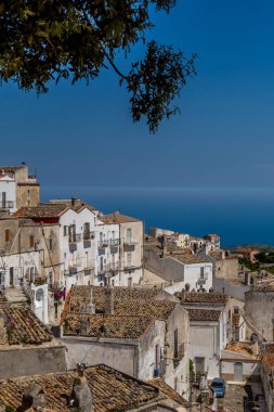 Monte Sant'Angelo'da manzara, Foggia eyaletinin antik köyü, Apulia (Puglia), İtalya.