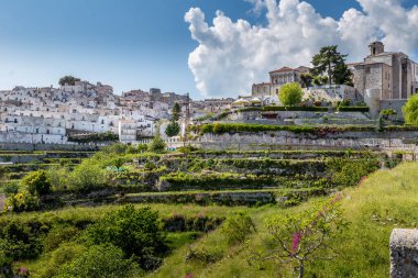 Monte Sant'Angelo'da manzara, Foggia eyaletinin antik köyü, Apulia (Puglia), İtalya.