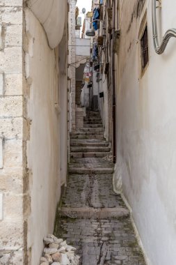 Tarihsel Rodi Garganico kasabası. Dar sokakları ve dik merdivenleri olan yüksek bir kayanın üzerinde, İtalya 'nın Foggia eyaletindeki Gargano Yarımadası.