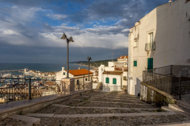 Tarihsel Rodi Garganico kasabası. Dar sokakları ve dik merdivenleri olan yüksek bir kayanın üzerinde, İtalya 'nın Foggia eyaletindeki Gargano Yarımadası.