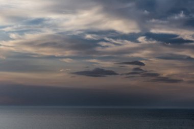 İtalya 'nın Gargano Yarımadası, Rodi Garganico kentindeki Corso Gianonne gezinti alanından gün batımı