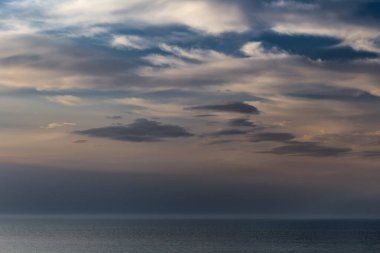 İtalya 'nın Gargano Yarımadası, Rodi Garganico kentindeki Corso Gianonne gezinti alanından gün batımı