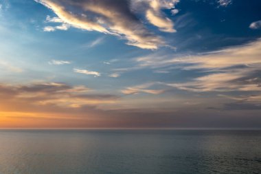 İtalya 'nın Gargano Yarımadası, Rodi Garganico' nun pitoresk kasabasında Corso Gianonne 'un bulutlarıyla gün batımı ve gökyüzü