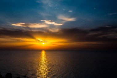 İtalya 'nın Gargano Yarımadası, Rodi Garganico' nun pitoresk kasabasında Corso Gianonne 'un bulutlarıyla gün batımı ve gökyüzü