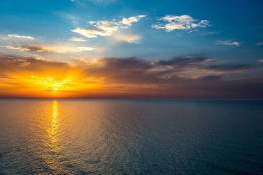 İtalya 'nın Gargano Yarımadası, Rodi Garganico' nun pitoresk kasabasında Corso Gianonne 'un bulutlarıyla gün batımı ve gökyüzü