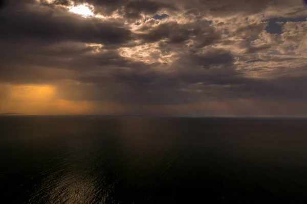 Δραματικός Ουρανός Σύννεφα Καλοκαιρινής Καταιγίδας Πάνω Από Θάλασσα Στα Ανοικτά — Φωτογραφία Αρχείου