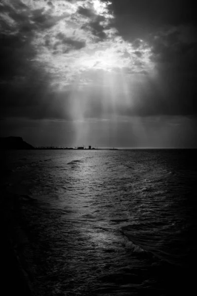 Gargano Yarımadasının Açıklarında Denizin Üzerinde Gök Gürültülü Bir Fırtınayla Dolu — Stok fotoğraf