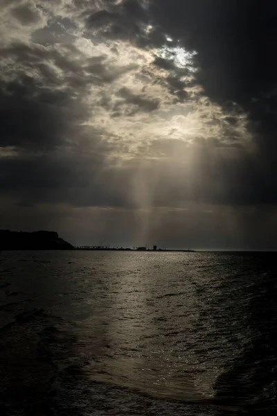 Θερινό Δραματικό Ουρανό Καταιγίδα Πάνω Από Θάλασσα Στα Ανοικτά Των — Φωτογραφία Αρχείου