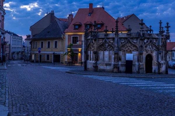 歴史ある街の広場にあるゴシック様式の石造りの噴水 ユネスコの世界遺産 チェコ共和国クトナ — ストック写真
