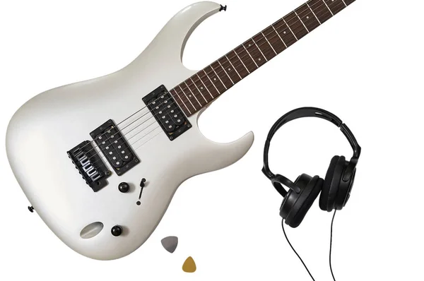 Beyaz elektro gitarın yakın plan görüntüsü, iki arabulucu ve kulaklık. Müzisyenlerin çalışma alanı. Kırpma yolu ile beyaz arkaplanda izole — Stok fotoğraf