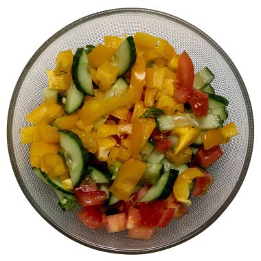 Sağlıklı yiyecekler. Cam kasede sebze salatası yemeye hazır. Dilimlenmiş domates, salatalık, kırmızı biber, yeşil soğan, dereotu ve maydanoz.