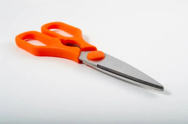钢制现代厨房剪刀 带有橙色塑料柄 白色背景隔离 — 图库照片