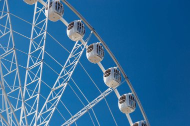 Mavi gökyüzü arka planında dönme dolap