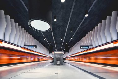 Helsinki, Finlandiya - 19 Aralık 2017; Helsinki metro, Koivusaari istasyonu tren hareket ile