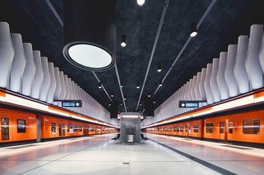 Helsinki, Finlandiya - 19 Aralık 2017; Helsinki metro, Koivusaari istasyonu trenler ile