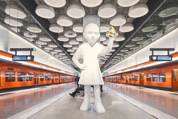 Helsinki Finlandia Diciembre 2017 Metro Helsinki Estación Tapiola Con Escultura — Foto de Stock