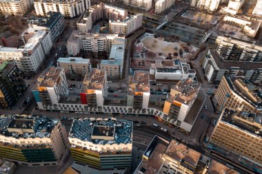 Helsinki / Finland - 9 Ocak 2018: Jatkasaari bölgesinde yeni köprünün havadan görünümü