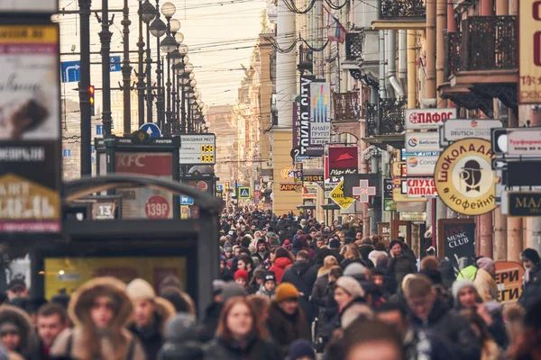 San Petersburgo Rusia Enero 2017 Gente Una Acera Calle Nevsky — Foto de Stock