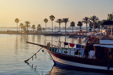 Tekneler ve yatlar yan sahilde, Türkiye