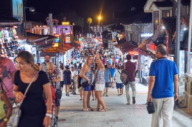 Yan / Türkiye - 5 Temmuz 2017: akşam Pazar sokak insan kalabalığı ile Türk şehrinin yan