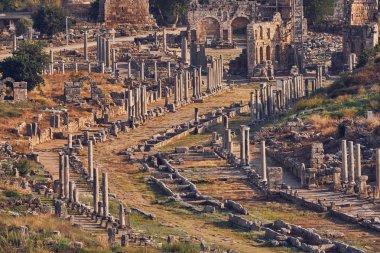 Antik Perge şehrinin kalıntıları. Perge, Türkiye 'nin güney Akdeniz kıyısında antik bir Yunan kentidir..