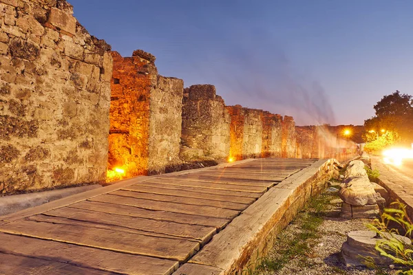 Romok Ősi Város Oldalán Este — Stock Fotó