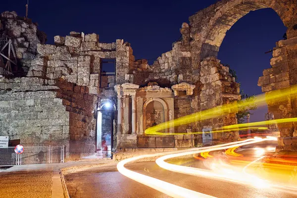 Romok Ősi Város Oldalán Esti Órákban Modern Road Liman Utca — Stock Fotó