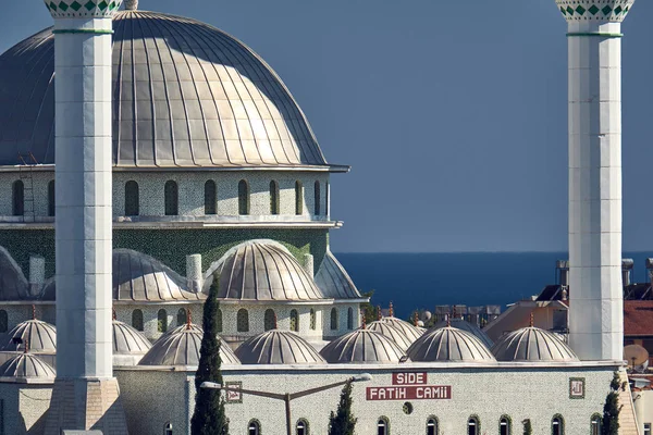 Yan / Türkiye - 7 Temmuz 2017: Türk bayrağı ile Türk şehrinin yan mavi gökyüzü arka plan üzerinde Camii