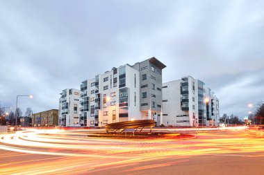Finlandiya ve Joensuu 'da geceleri kavşakta hafif patikalar vardı.