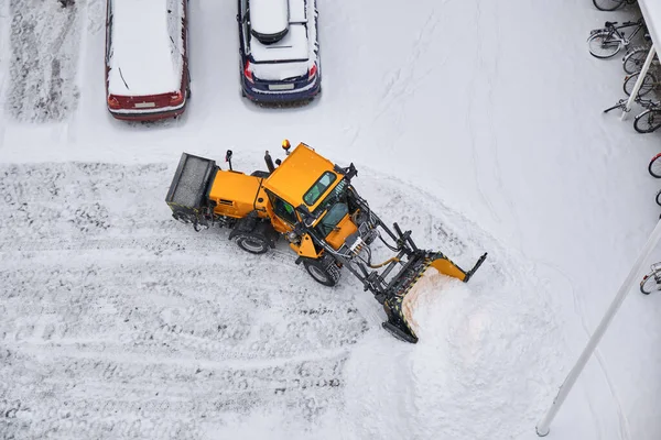 A traktor megtisztítja az utcát a havazás után.. — Stock Fotó