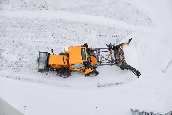 Tractor limpia una calle después de nieve pesada . — Foto de Stock