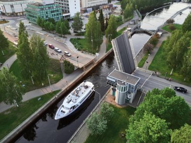Finlandiya 'nın Joensuu kentindeki kanalın hava görüntüsü. 