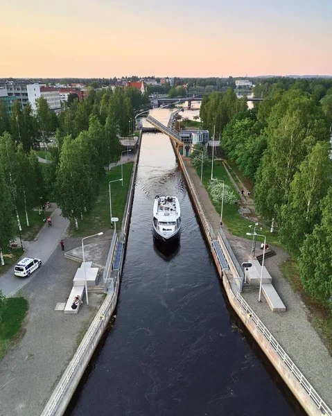 Luftaufnahme des Kanals in Joensuu, Finnland. das Schiff passiert die Schleuse auf dem Kanal. — Stockfoto