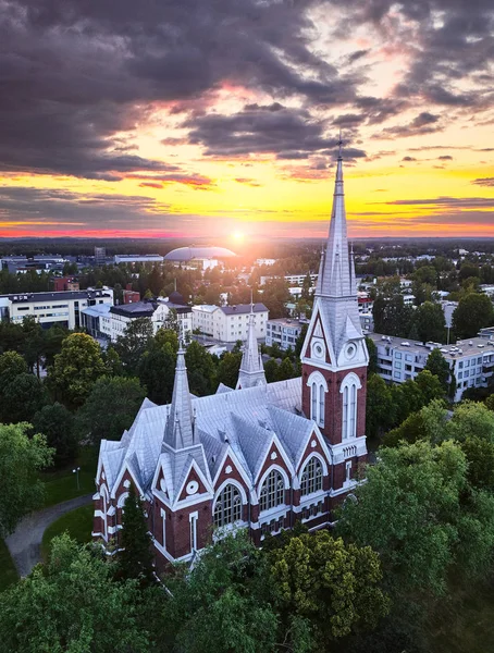Widok z lotu ptaka na kościół o zachodzie słońca w Joensuu, Finlandia. — Zdjęcie stockowe