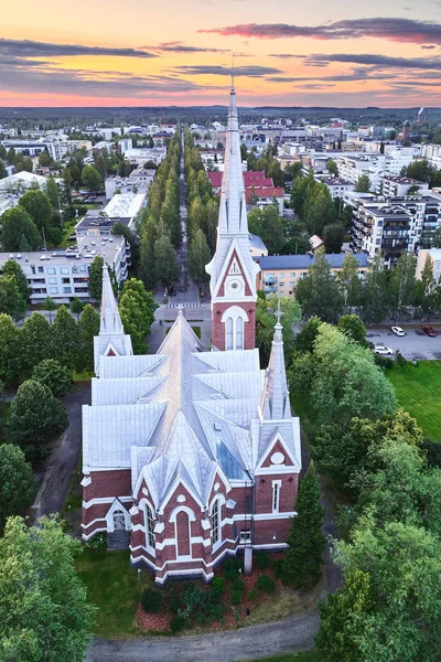 Widok z lotu ptaka na kościół o zachodzie słońca w Joensuu, Finlandia. — Zdjęcie stockowe