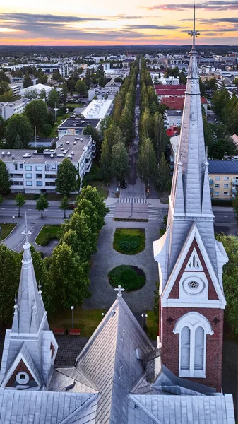 Widok z powietrza na kościół Joensuu. Na tle ulic miasta. — Zdjęcie stockowe