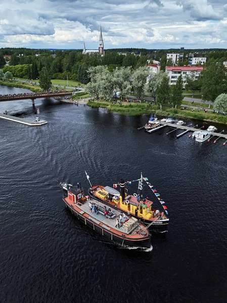 Traditionelle Retro-Dampfschiffregatta auf dem Fluss Pielisjoki. — Stockfoto