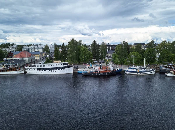 Traditionelle Retro-Dampfschiffregatta auf dem Fluss Pielisjoki. — Stockfoto