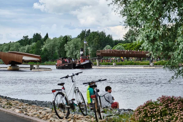 Traditionelle Retro-Dampfschiffregatta auf dem Fluss Pielisjoki. — Stockfoto