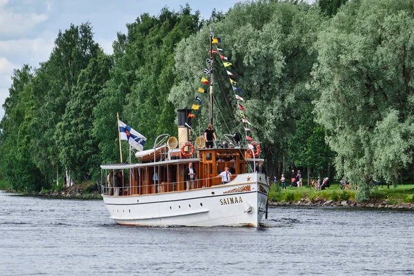 Traditionelle Retro-Dampfschiffregatta auf dem Fluss Pielisjoki. — Stockfoto