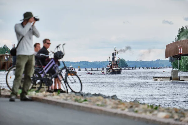 Traditionelle Retro-Dampfschiffregatta auf dem Fluss Pielisjoki. — Stockfoto
