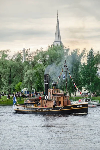 Traditionelle Retro-Dampfschiffregatta auf dem Fluss Pielisjoki. — Stockfoto