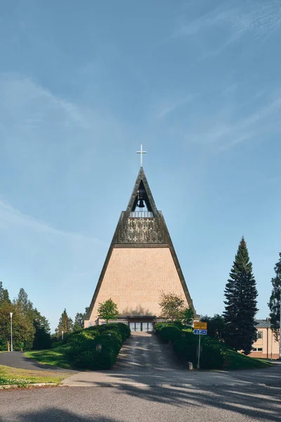 Nowoczesny budynek kościoła Pielisensuu. Architekt Veikko Larkas 1960 — Zdjęcie stockowe