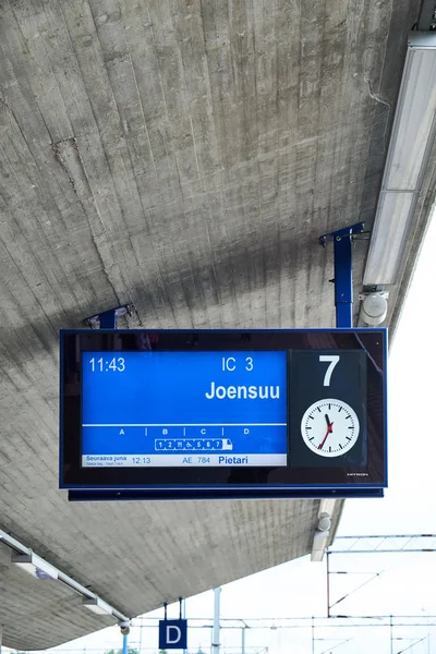Pantallas muestran la hora de salida de los trenes en la estación de tren de Kouvola . — Foto de Stock
