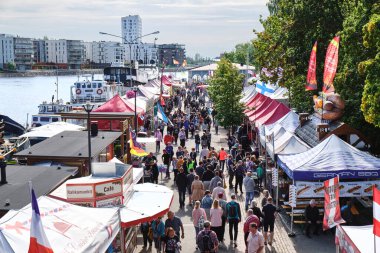 Joensuu, Finlandiya - 11 Ağustos 2019: Liman ve şehir sokaklarında geleneksel yaz pazarı. İnsanlar market tezgahlarında yürüyorlar..