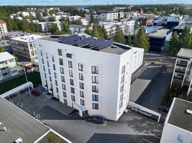 Çatıda güneş panelleri olan yeni apartmanın havadan görüntüsü..