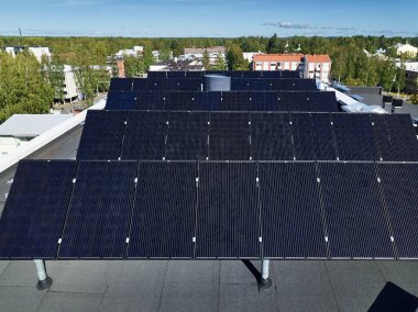 Dairenin çatısındaki güneş panellerinin havadan görüntüsü..