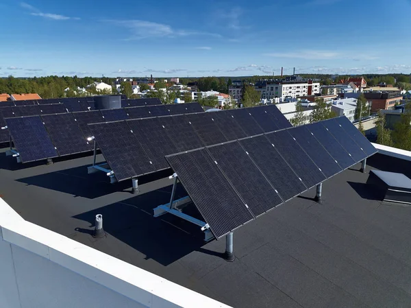 Vista Aérea Los Paneles Solares Techo Del Edificio Apartamentos — Foto de Stock