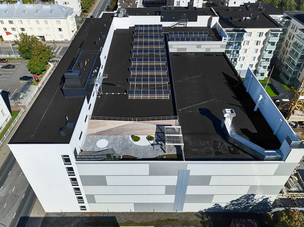 Çatıda Güneş Panelleri Olan Yepyeni Apartmanın Havadan Görüntüsü — Stok fotoğraf
